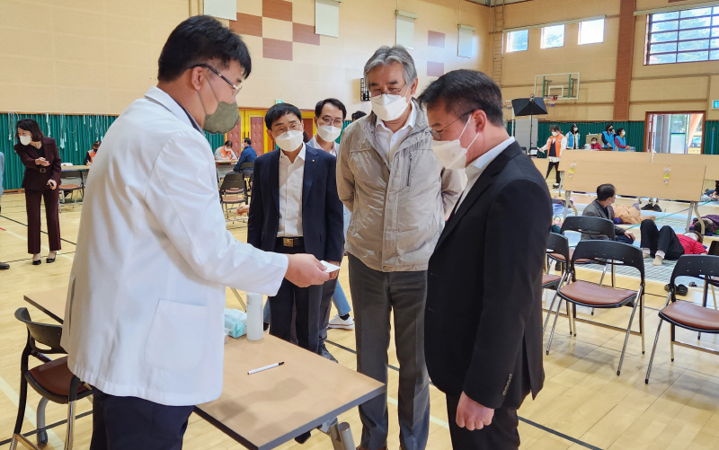 농협전남지역본부가 최근 함평 월야초등학교 대강당에서 관내 농업인 200여명을 대상으로 농업인 복지향상을 위한 농업인행복버스를 전개했다./농협전남지역본부 제공